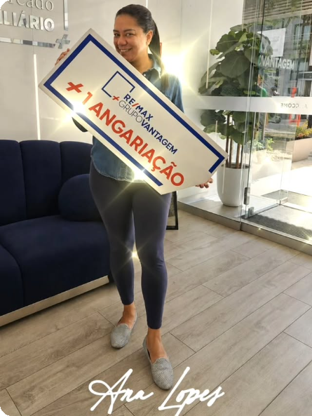 Ana Lopes junto a uma placa de angariação RE/MAX